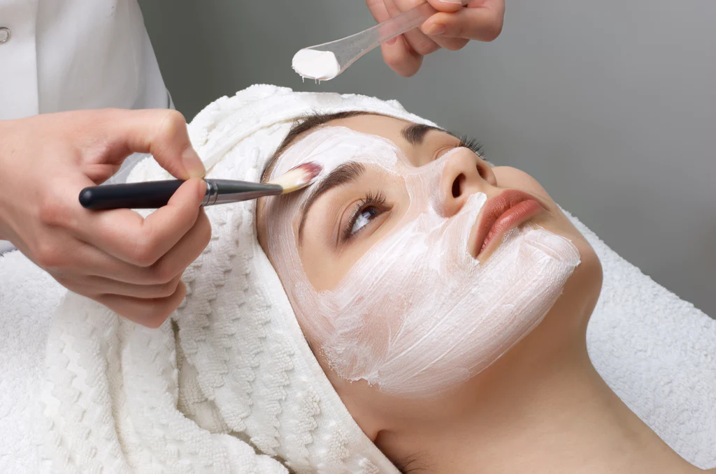 Rutina de cuidado facial anti-edad en Esencia Estética Campo Real