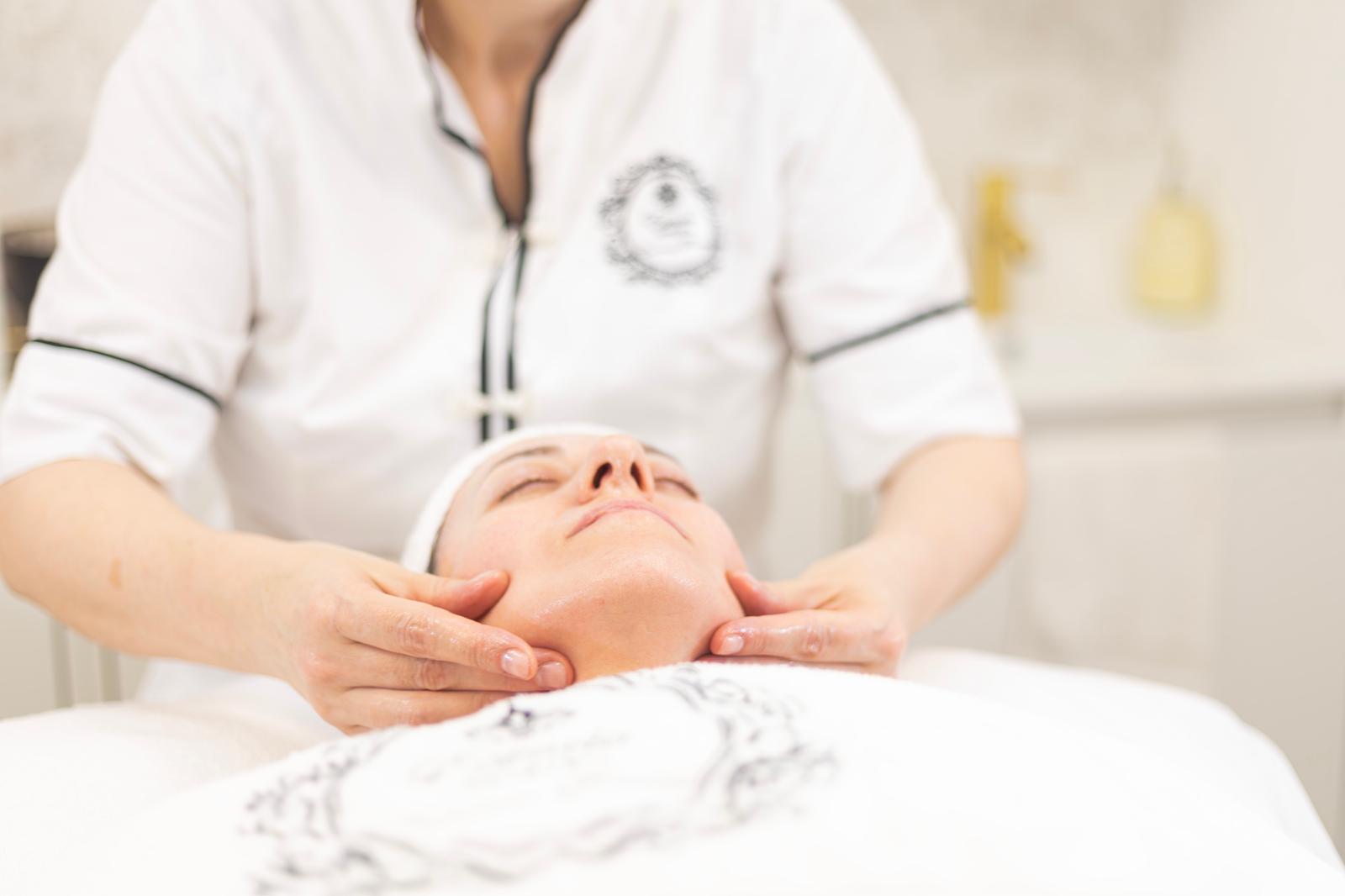Tratamiento facial reparador tras exposición solar en verano