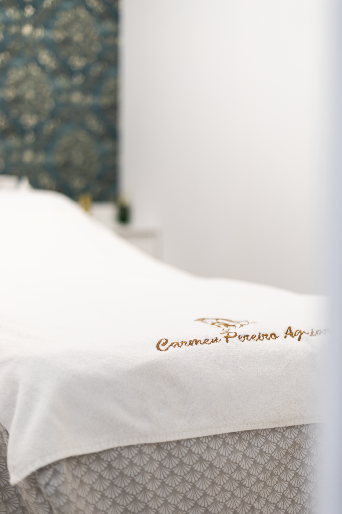 Detalle de la camilla con logo bordado de Carmen Pereiro