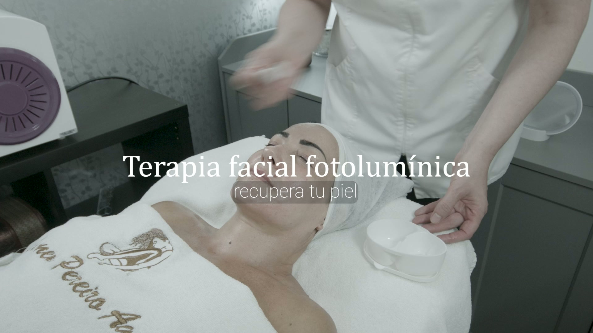 Tratamiento facial con terápia fotolumínica